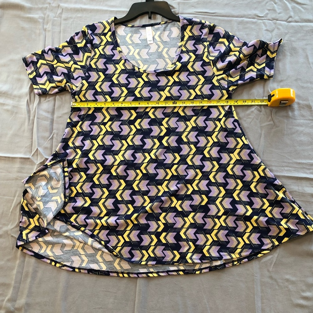 Geometric like lularoe perfect T